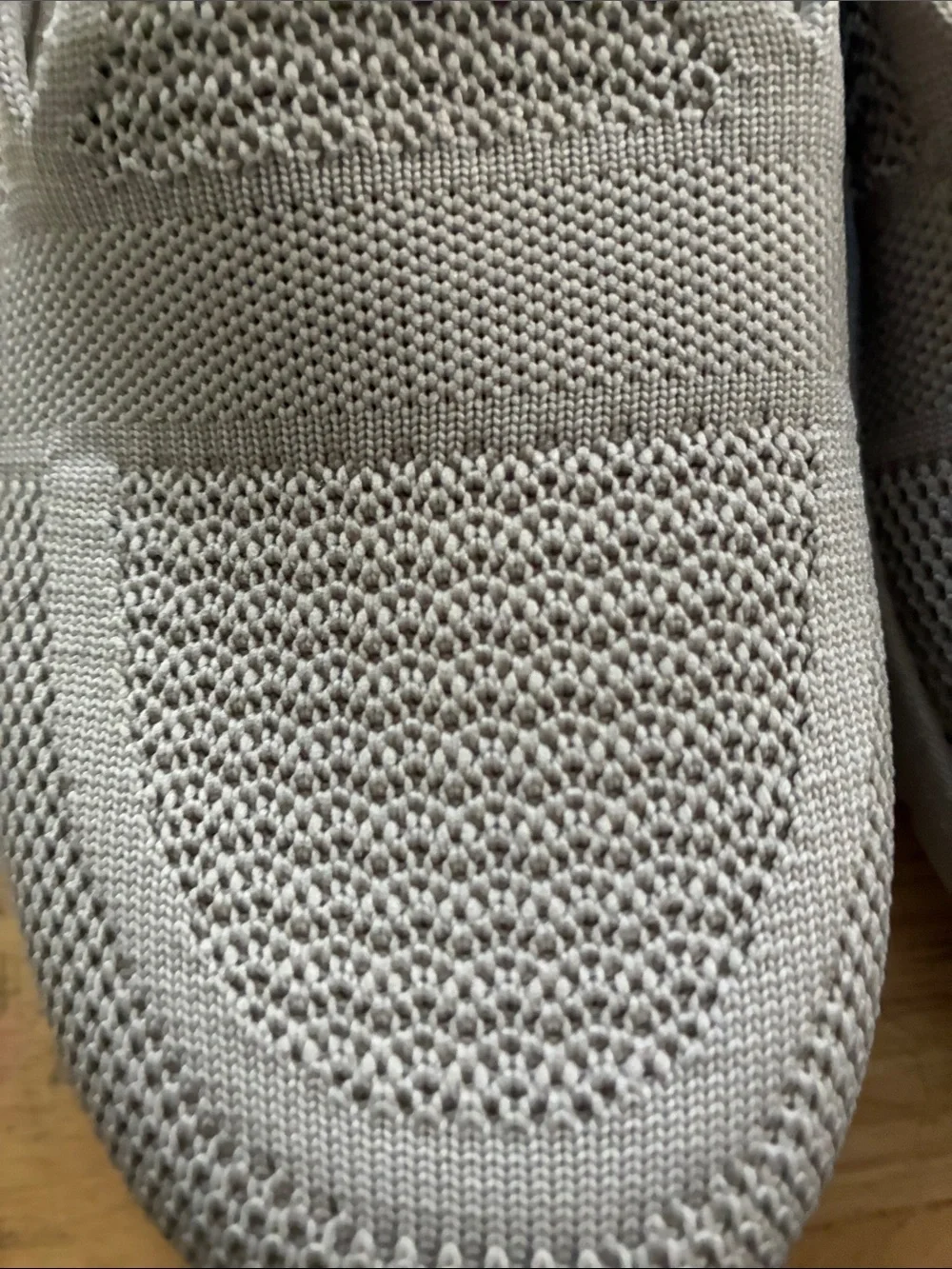Skechers Knit Slip-On Sneakers in Taupe Wonen’s size 8.5  Great condition